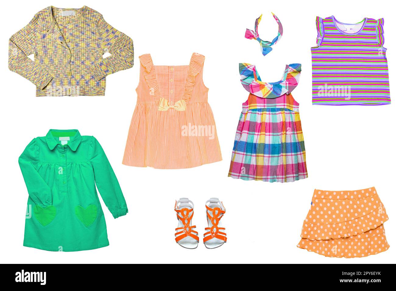 Collage-Set mit Mädchen Frühlingssommerkleidung isoliert. Bekleidungskollektion für Damen. Baby-Mode-Outfit für Kinder. Farbenfrohe, stilvolle Kleider, Schuhe, Rock, Kopfbügel. Stockfoto