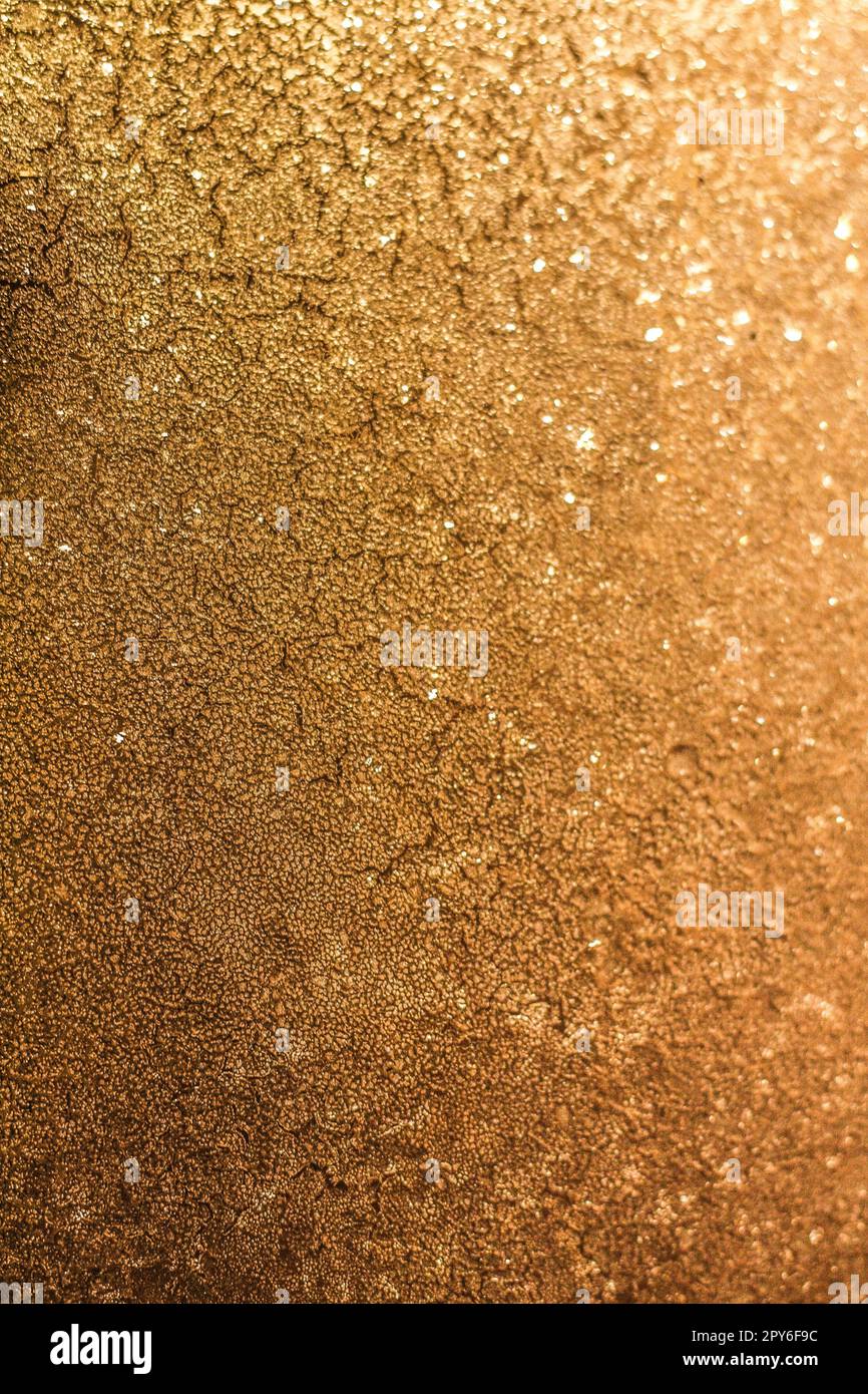 Nahaufnahme von warmgoldenem, umweltfreundlichem Kunststoff mit weihnachtsschmuck Konzeptfoto Stockfoto