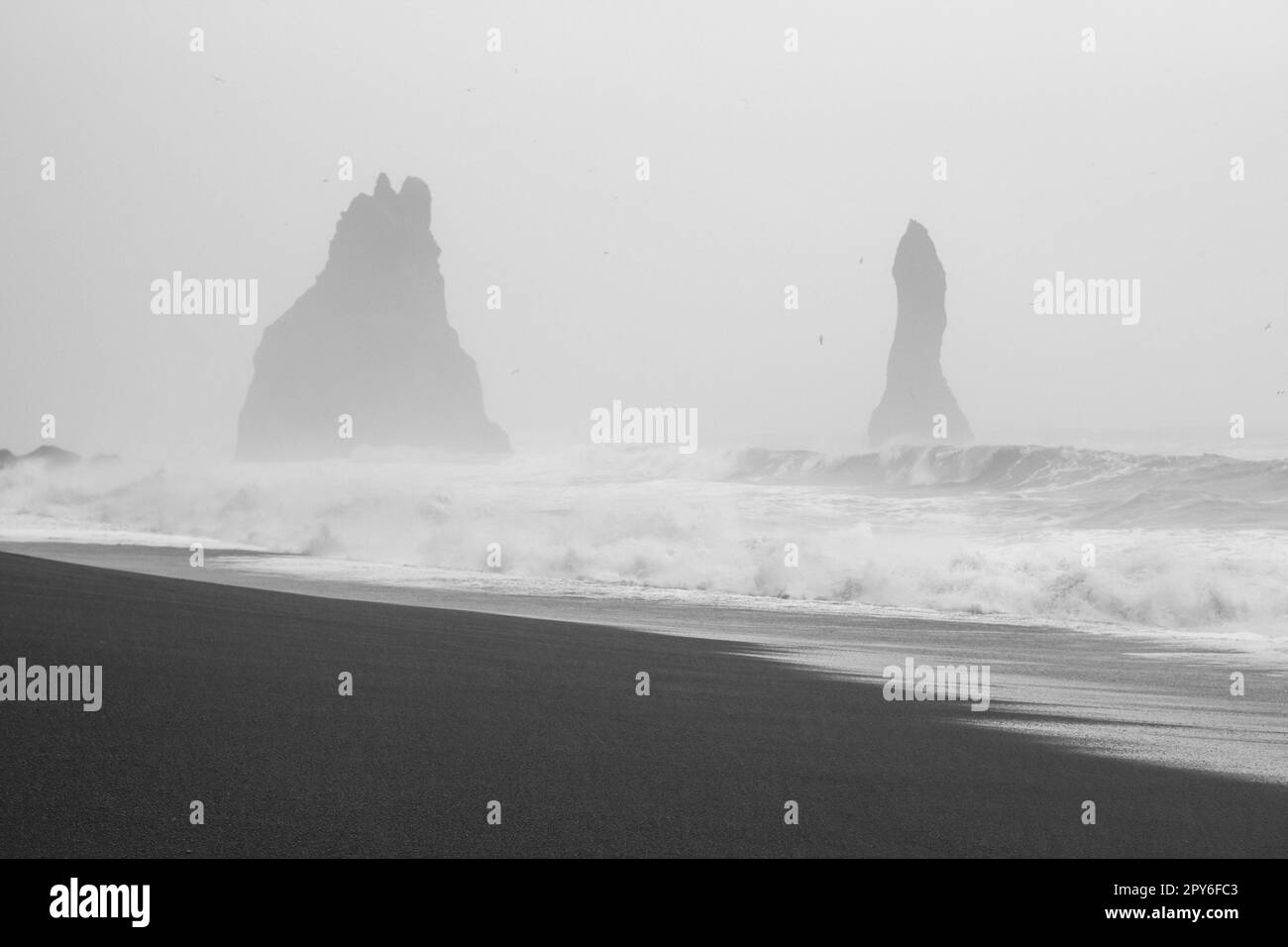 Alte Basalformationen im Schwarzweiß-Landschaftsfoto des Meeres Stockfoto