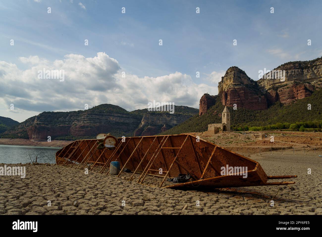 Sau, Spanien - 28. April 2023: Am Sau-Reservoir wird ein altes Boot gesehen, da die durch den Klimawandel verursachte Dürre zu Wasserknappheit in Spanien und in Europa führt Stockfoto