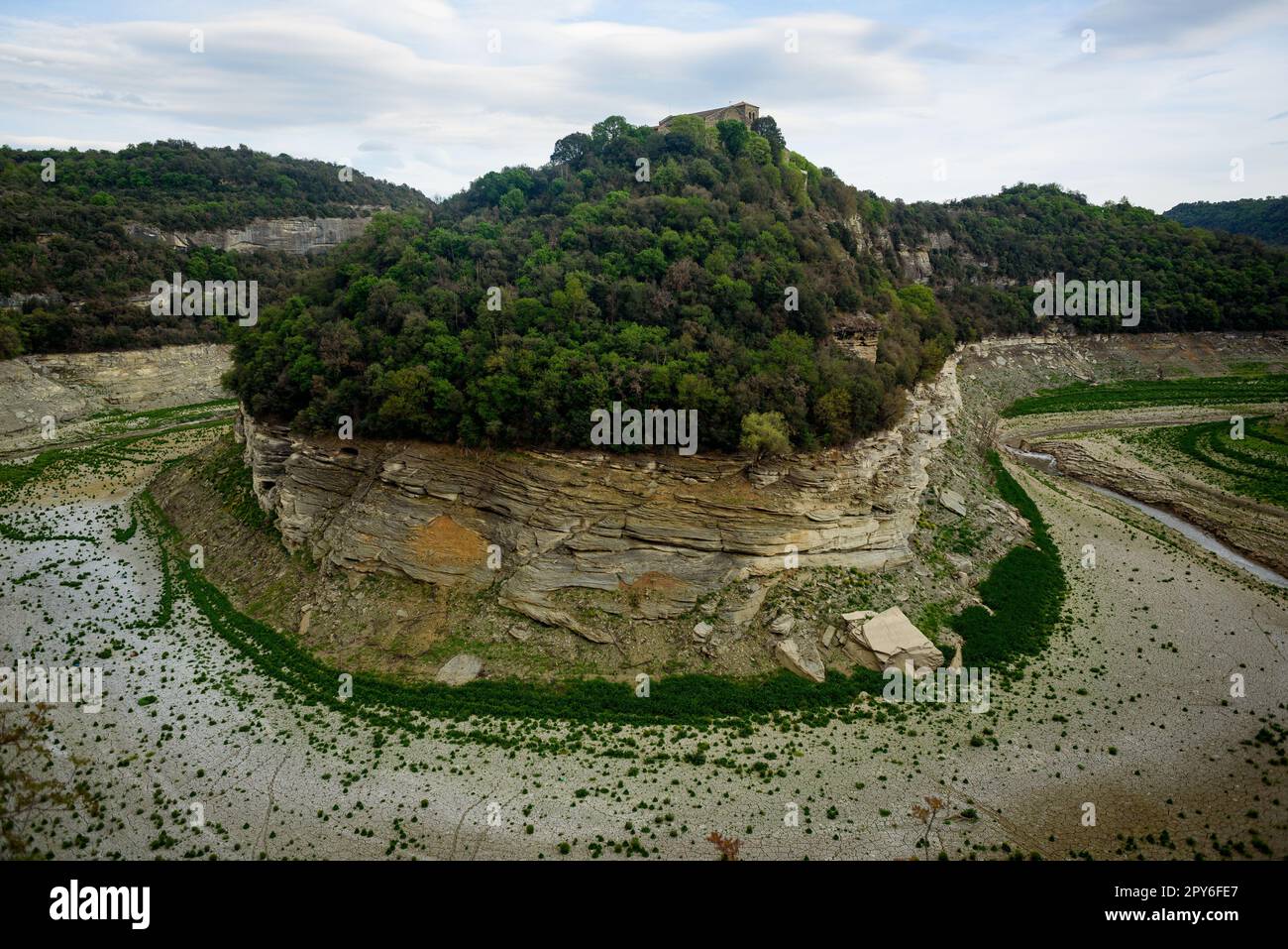 Sau, Spanien - 28. April 2023: Der Ter-Fluss wird vor dem Sau-Reservoir gesehen, da die durch den Klimawandel verursachte Dürre zu Wasserknappheit in Spanien und führt Stockfoto
