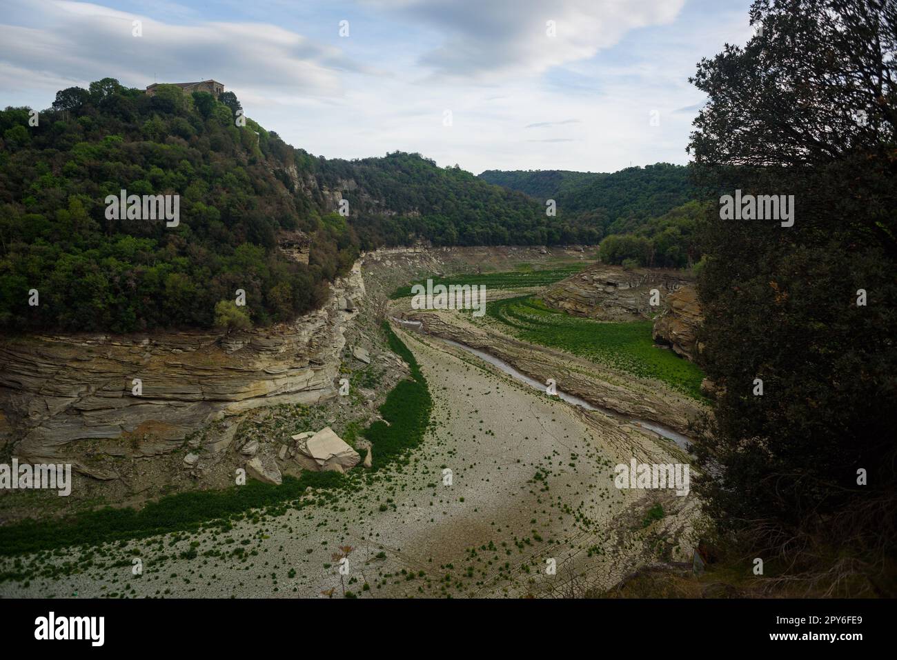 Sau, Spanien - 28. April 2023: Der Ter-Fluss wird vor dem Sau-Reservoir gesehen, da die durch den Klimawandel verursachte Dürre zu Wasserknappheit in Spanien und führt Stockfoto