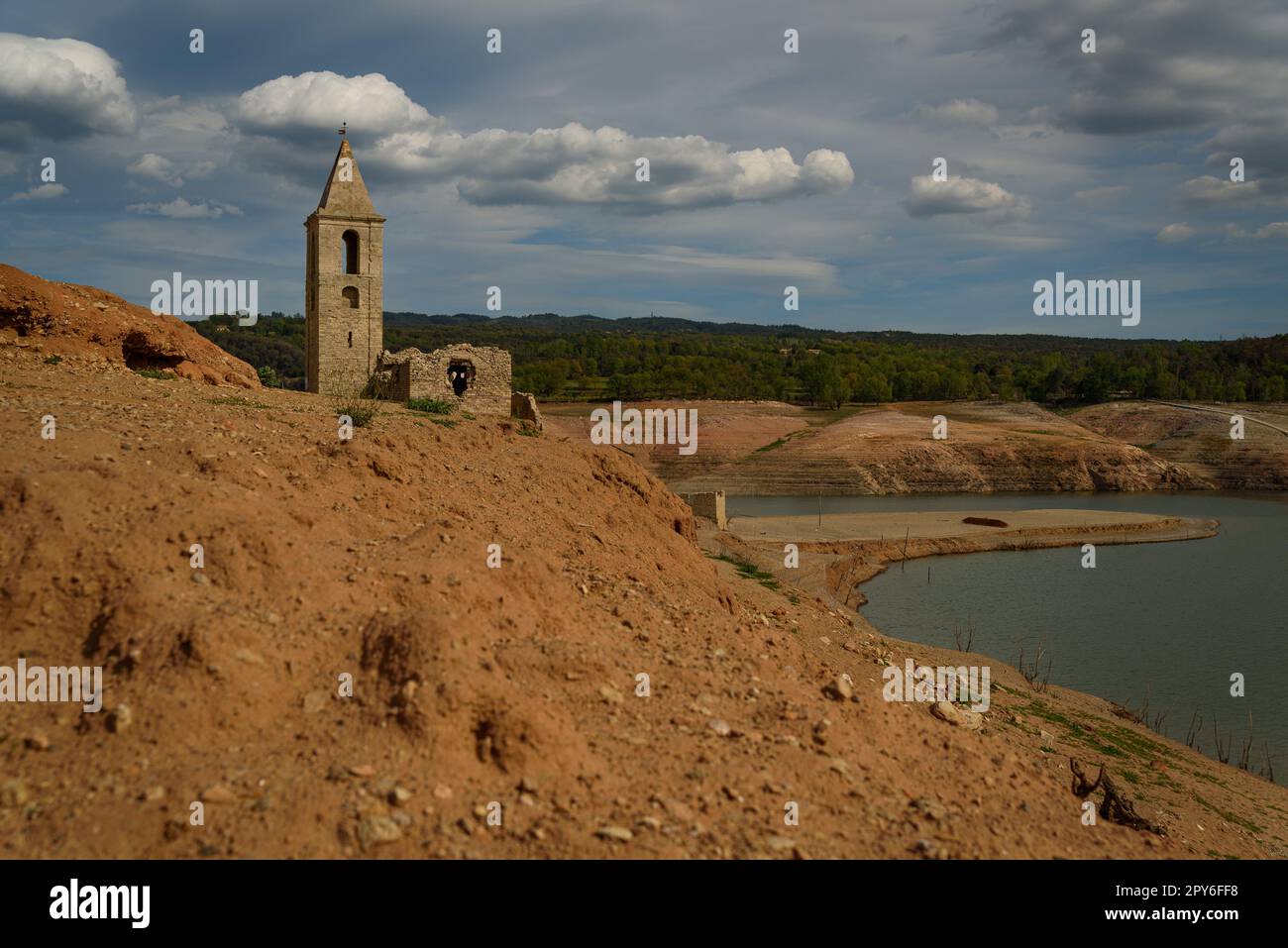Vilanova de Sau, Spanien - 28. April 2023: Der Glockenturm von Sant Romà de Sau wird am Sau-Reservoir als Ursache der durch den Klimawandel verursachten Dürre gesehen Stockfoto