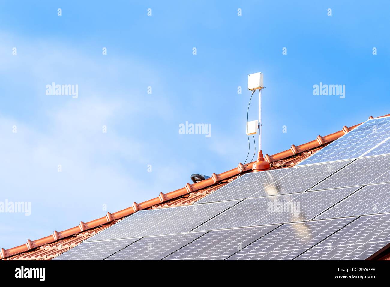 Solarpaneele zur Erzeugung von Strom aus der Sonne auf dem Dach. Speicherplatz kopieren Stockfoto