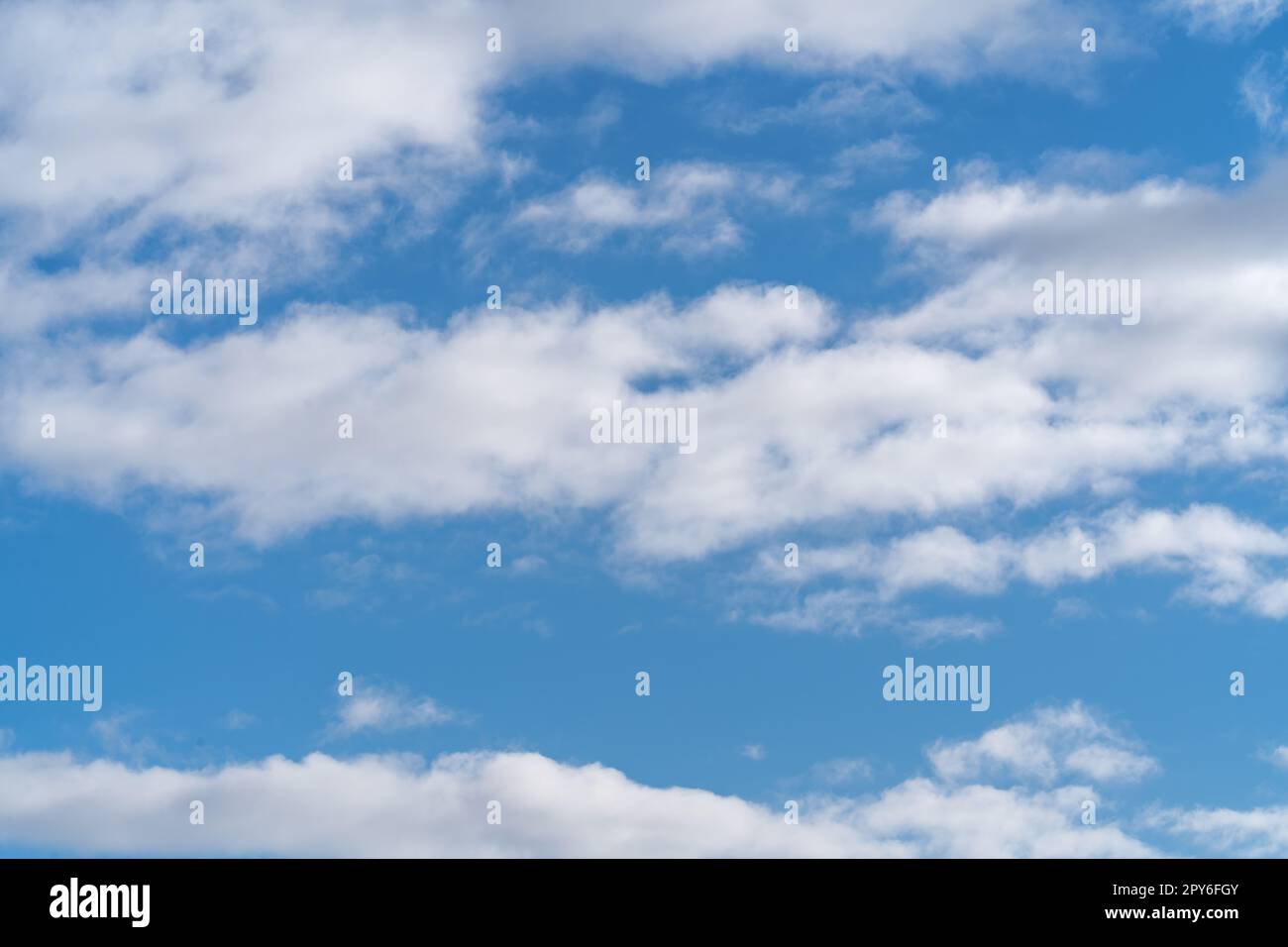 Blauer Himmel mit Wolken. Hintergrundbild und Hintergrund Stockfoto