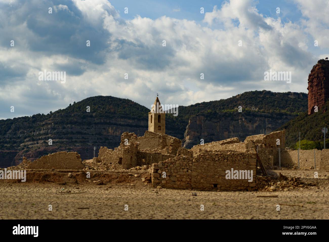 Vilanova de Sau, Spanien - 28. April 2023: Der Glockenturm von Sant Romà de Sau wird am Sau-Reservoir als Ursache der durch den Klimawandel verursachten Dürre gesehen Stockfoto