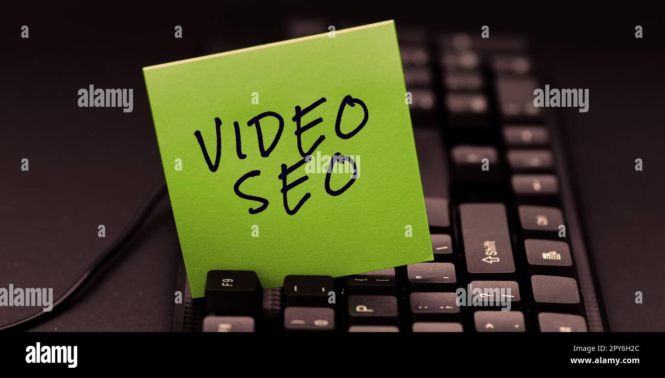 Schreiben Text anzeigen Video Seo. Unternehmen zeigen den Prozess der Verbesserung des Ranking oder der Sichtbarkeit eines Videos Stockfoto