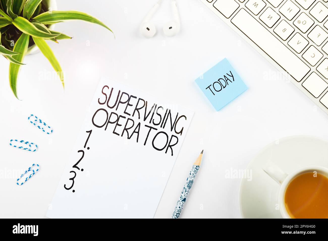 Schild mit der Aufschrift „Supervising Operator“. Überwachung und Koordination des Anlagenbetriebs im Internet Stockfoto