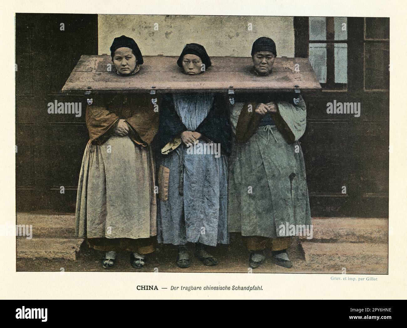Gefangene chinesischer Frauen mit ihren Hälsen in Vorräten oder Känguru, öffentliche Demütigung, körperliche Bestrafung, China 1890er., 19. Jahrhundert Stockfoto Gefangene chinesischer Frauen mit ihren Hälsen in Vorräten oder Känguru, öffentliche Demütigung, körperliche Bestrafung, China 1890er., 19. Jahrhundert Stockfoto