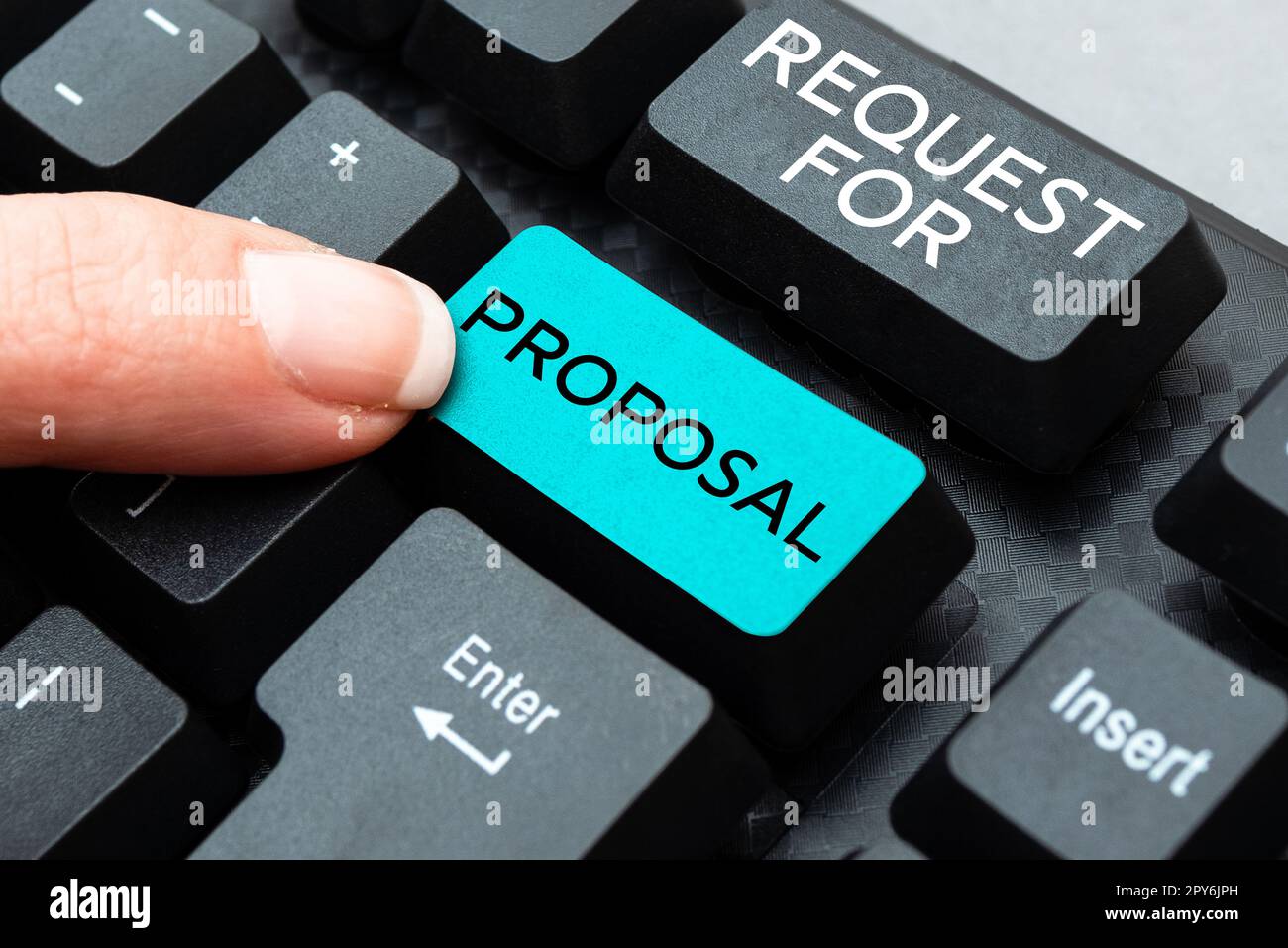 Konzeptioneller Titel „Request for Proposal“ (Angebotsanfrage). Das Dokument für Geschäftsbeispiele enthält einen Ausschreibungsprozess nach Agentur oder Unternehmen Stockfoto