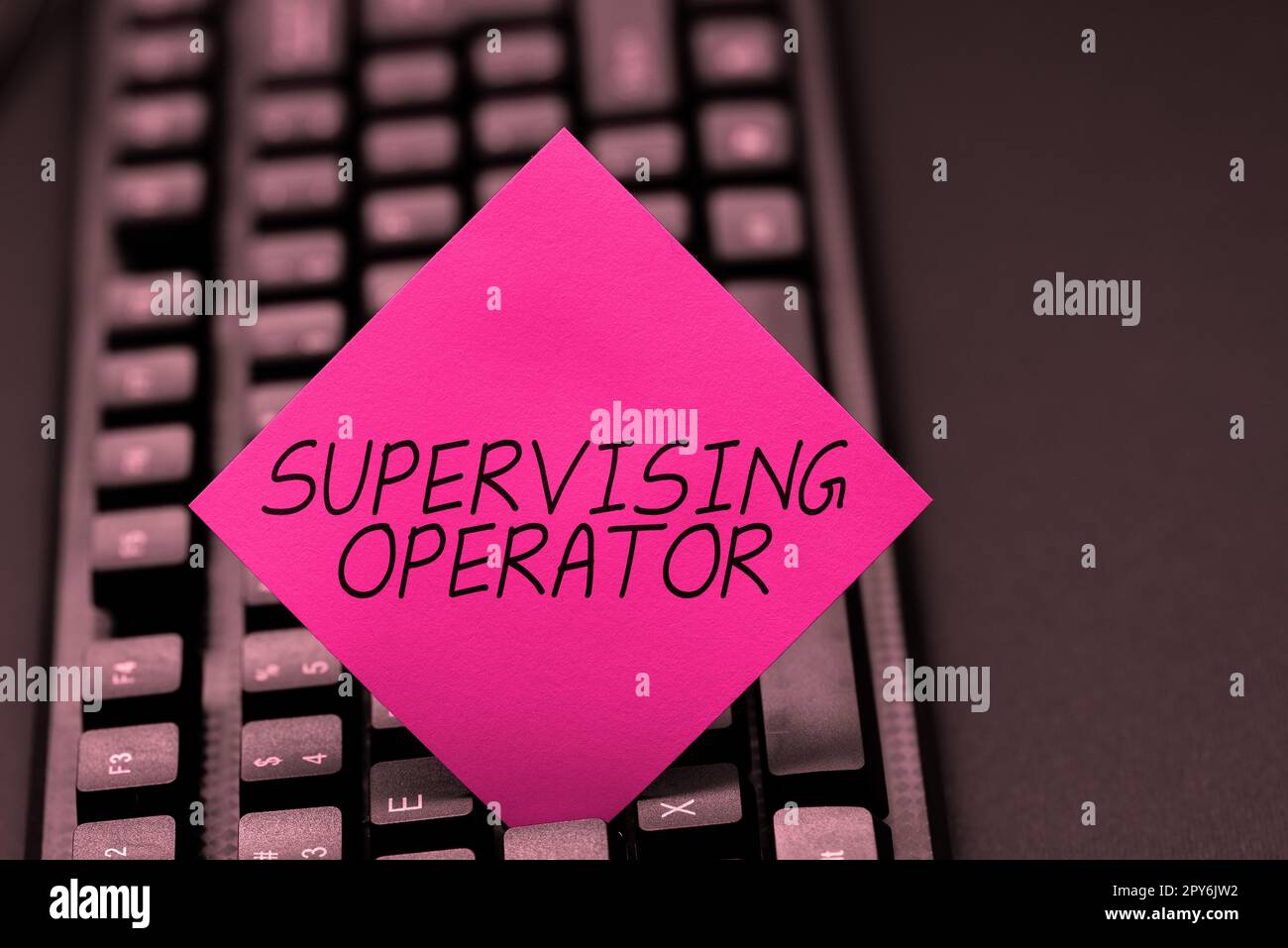Handgeschriebener Text „Supervising Operator“. Konzept bedeutet Überwachung und Koordination des Anlagenbetriebs Stockfoto