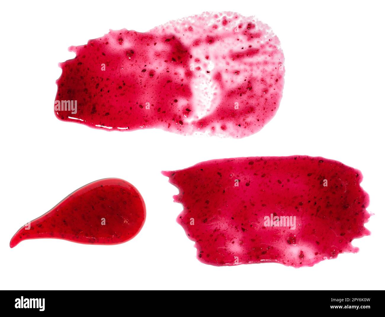 Roter Klumpen Blaubeermarmelade isoliert auf weißem Hintergrund Stockfoto