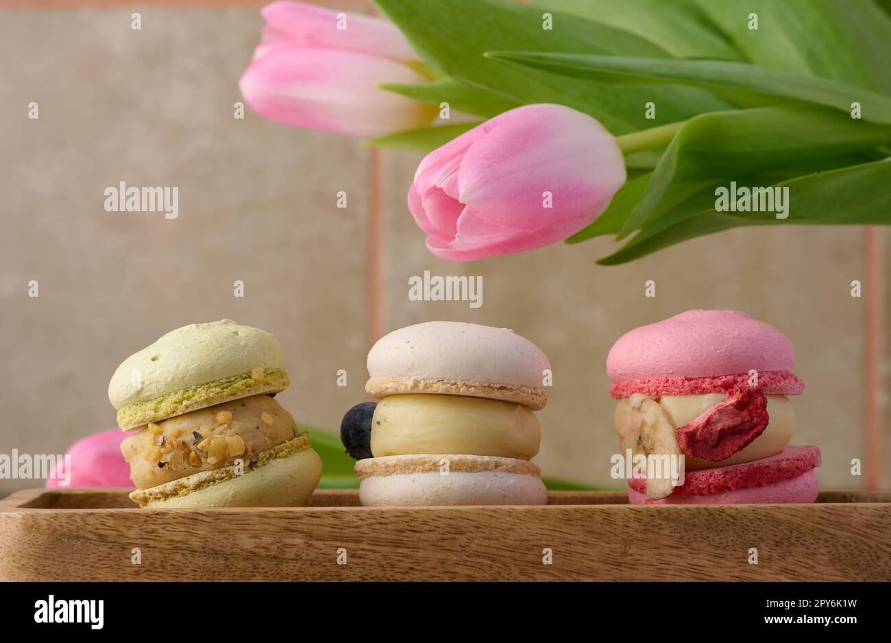 Gebackene Makronen mit verschiedenen Geschmacksrichtungen auf dem Tisch, Dessert Stockfoto