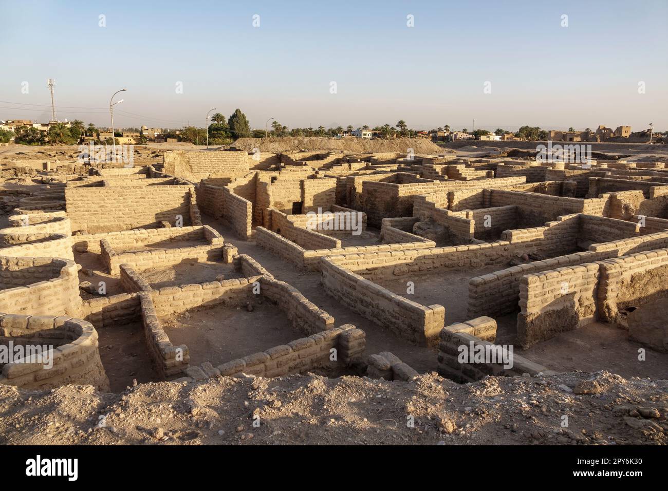 Neue ausgegrabene Stadt am Westufer von Luxor, Ägypten Stockfoto