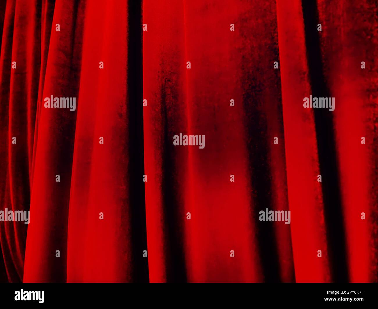 Hellroter abstrakter Hintergrund, der an Falten aus angenehmem Samt erinnert. Stilisiertes unscharfes Bild. Hintergrund für Neujahr, Weihnachten und Valentinstag Stockfoto