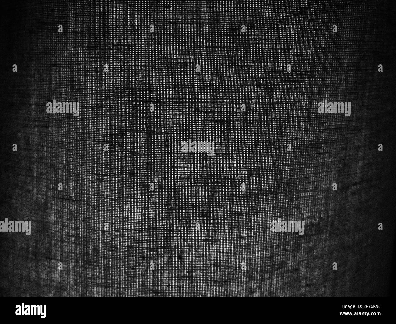 Hintergrund aus schwarzem Leinen oder Baumwollgewebe mit groben Fäden. Abstrakter Hintergrund. Ein Stück Stoff mit einer unebenen Oberfläche in dunkelgrauer Farbe. Verschachtelung von Gewinden Stockfoto