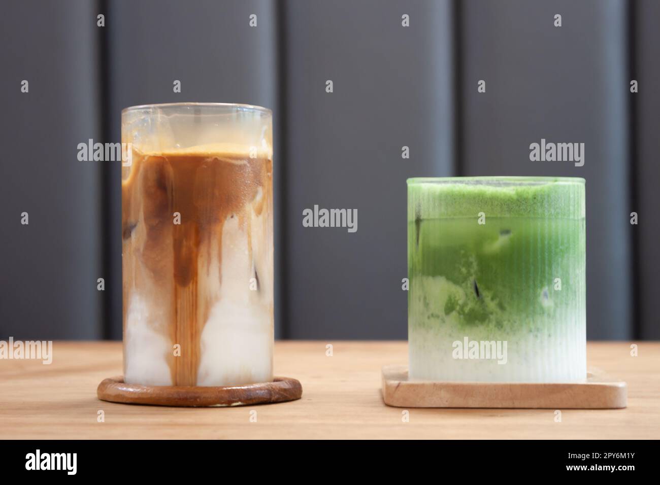 Eiskaffee Latte und Eismatcha Greentea auf Holztisch Stockfoto