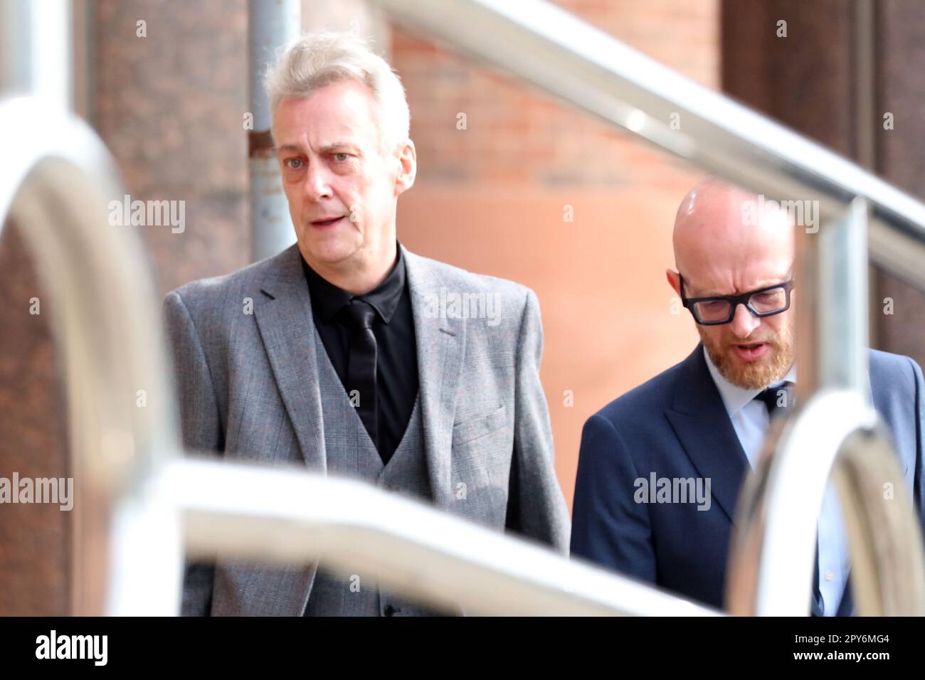 Schauspieler Stephen Tompkinson (links) am Newcastle Crown Court, wo er angeklagt ist, schweren Körperschaden zugefügt zu haben. Der 57-Jährige bestreitet die Straftat, die angeblich im Mai 2021 begangen wurde. Bilddatum: Mittwoch, 3. Mai 2023. Stockfoto