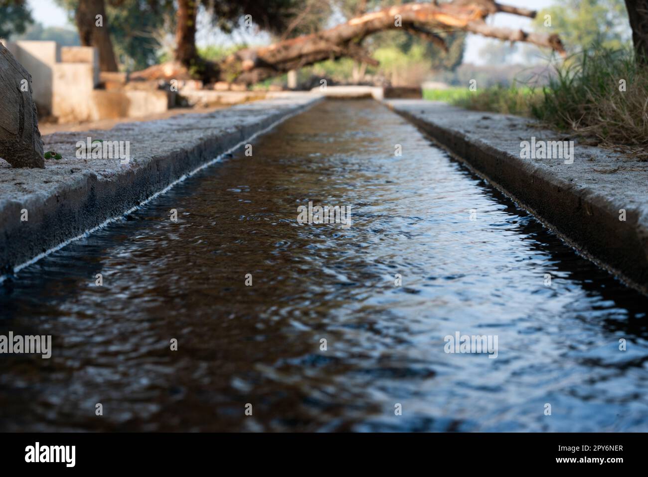 Wasserkanal für die Bewässerung des Feldbewässerungssystems im Dorf. Stockfoto