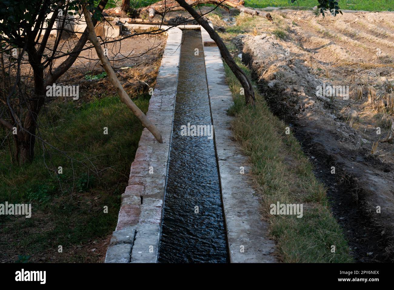 Wasserkanal für die Bewässerung des Feldbewässerungssystems im Dorf. Stockfoto