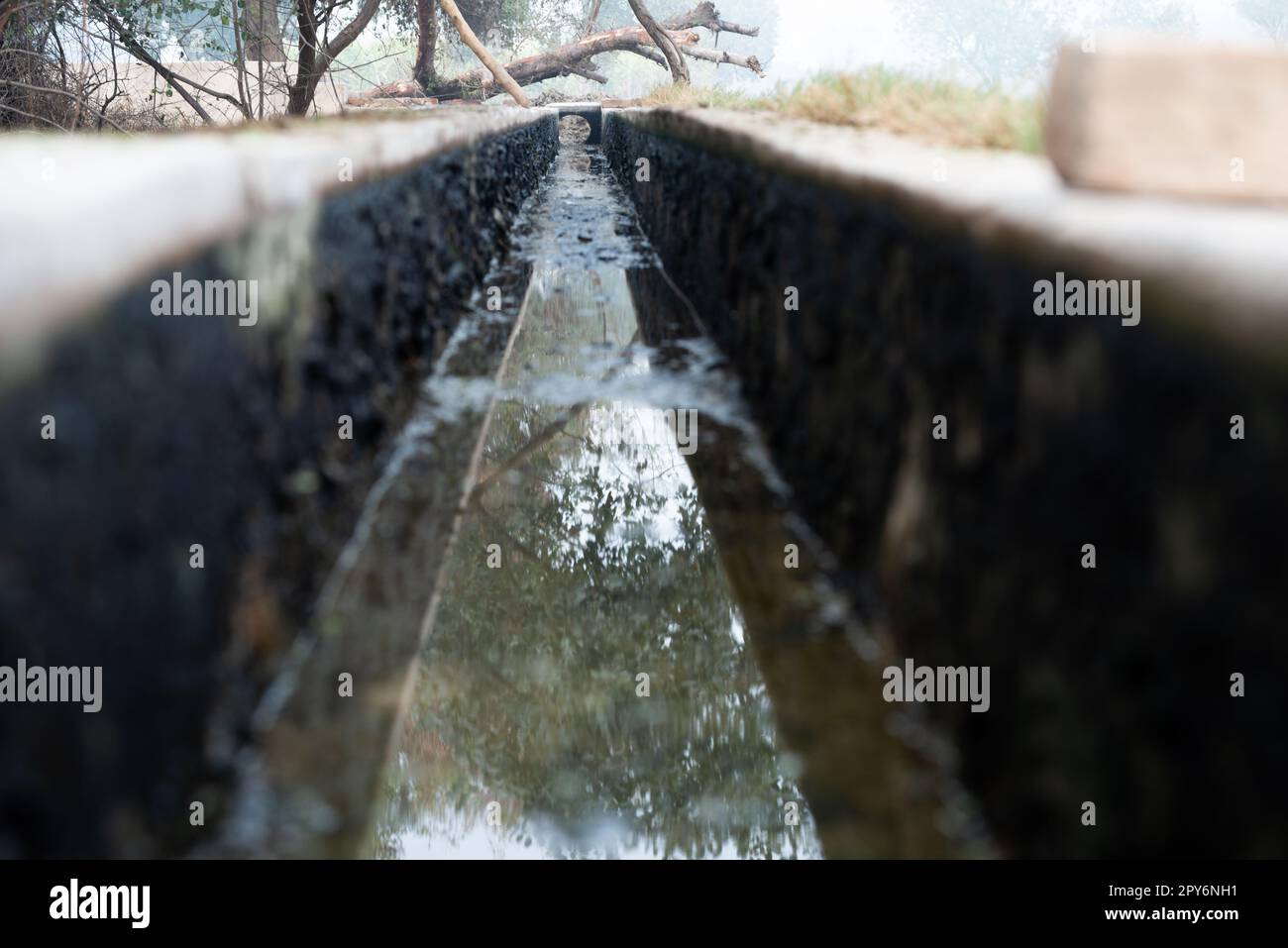Wasserkanal für die Bewässerung des Feldbewässerungssystems im Dorf. Stockfoto