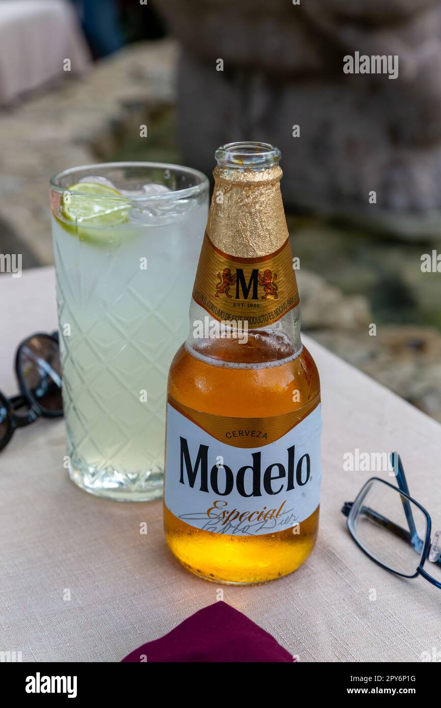 Flasche Modelo Especial Cerveza Bier und Mojito im Glas auf dem Tisch, Valladolid, Yucatan, Mexiko Stockfoto