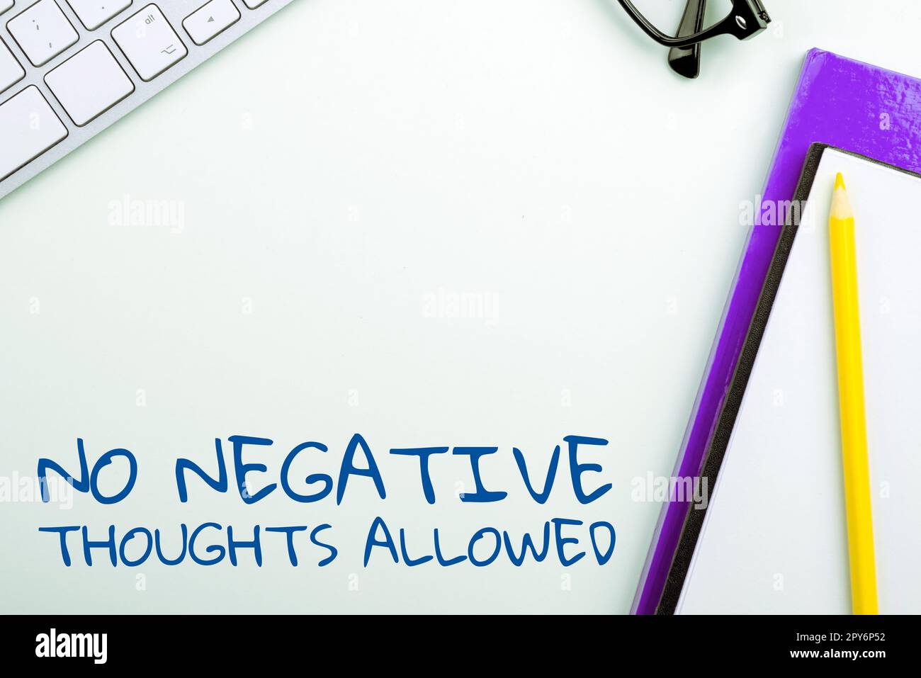 Schreiben mit Text Keine negativen Gedanken erlaubt. Unternehmensübersicht immer positiv motivierte inspirierte gute Stimmung Stockfoto