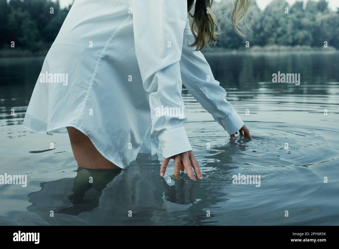 Nahaufnahme Frau berührt Wasserkonzept Foto Stockfoto