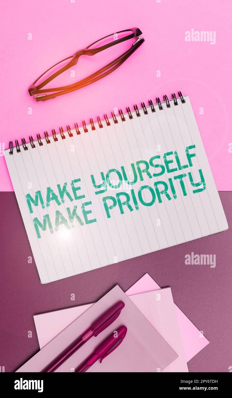 Handschrifttext: Machen Sie sich Selbst Zur Priorität. Konzept bedeutet, dass Sie in Ihrer eigenen guten ersten persönlichen Entwicklung denken Stockfoto