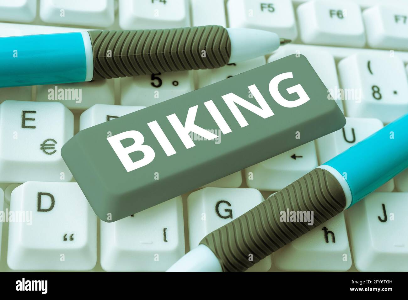 Inspiration mit Schild Biking. Wort auf Fahrrad- oder Motorrad-Sonderpaket Individual Sport geschrieben Stockfoto