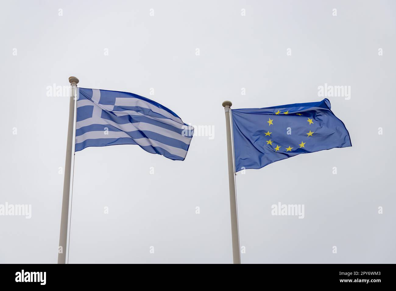Flaggen Griechenlands und der Europäischen Union Stockfoto