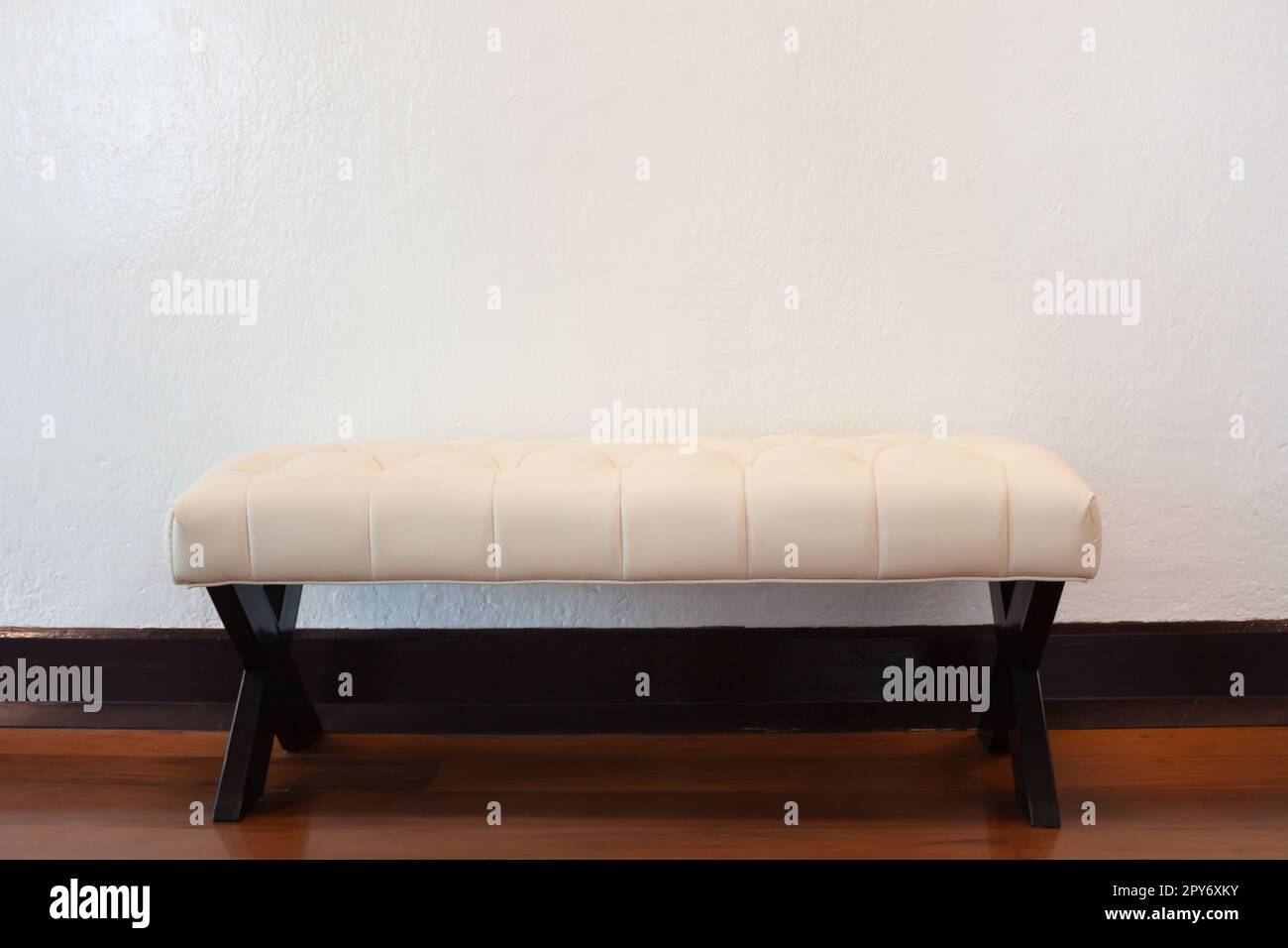 Weißer Stuhl im Café Stockfoto