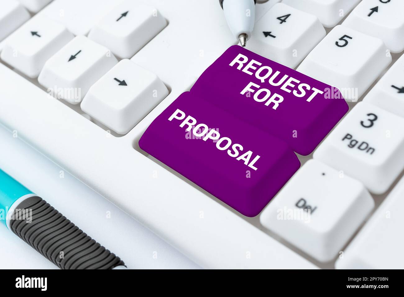Textzeichen mit „Request for Proposal“. Das Dokument für Geschäftsbeispiele enthält einen Ausschreibungsprozess nach Agentur oder Unternehmen Stockfoto