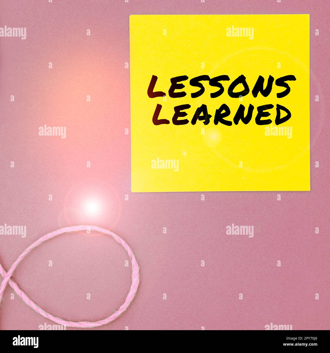 Text mit den gelernten Lektionen zur Inspiration. Geschäftsansatz fördern Sie den Austausch und die Nutzung von aus Erfahrungen gewonnenem Wissen Stockfoto