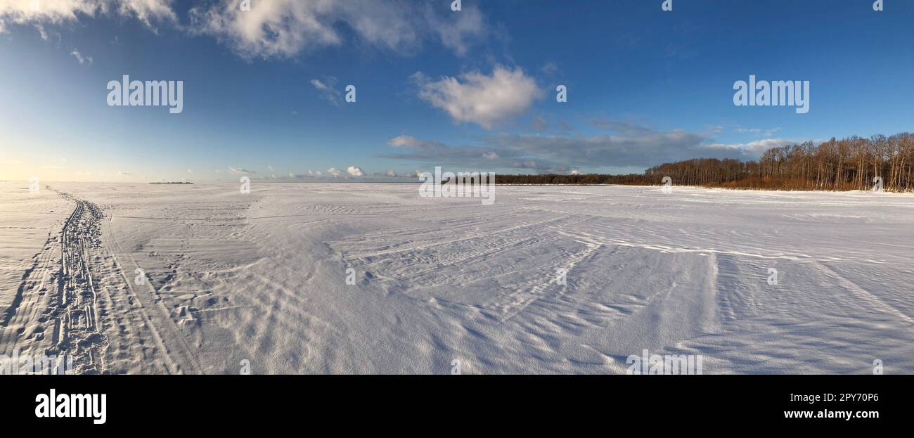 Panorama gefrorener, schneeweißer See Stockfoto