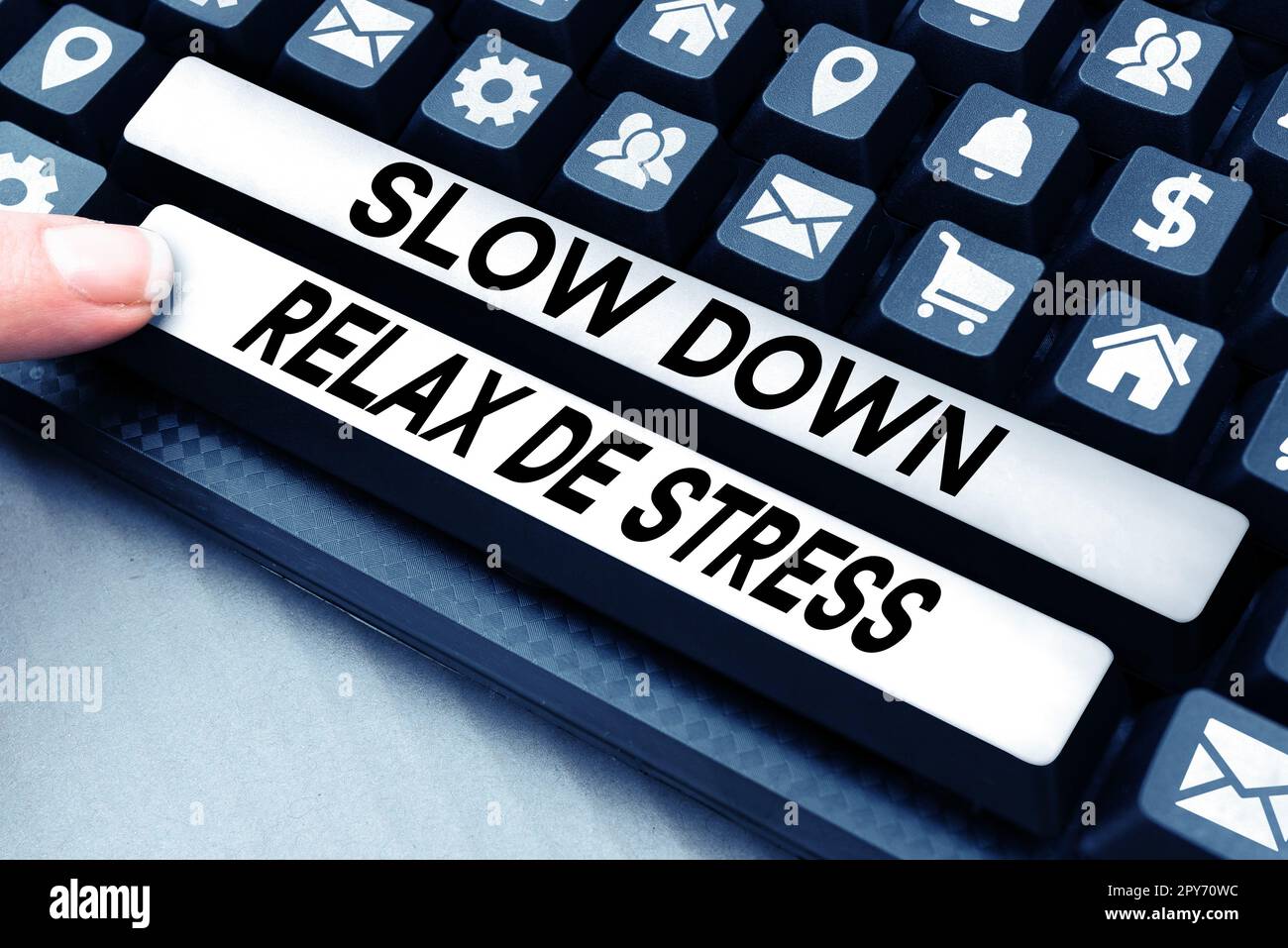 Schild mit der Anzeige Slow Down Relax De Stress. Geschäftsansatz Pause Stresspegel reduzieren Ruhe bewahren Stockfoto