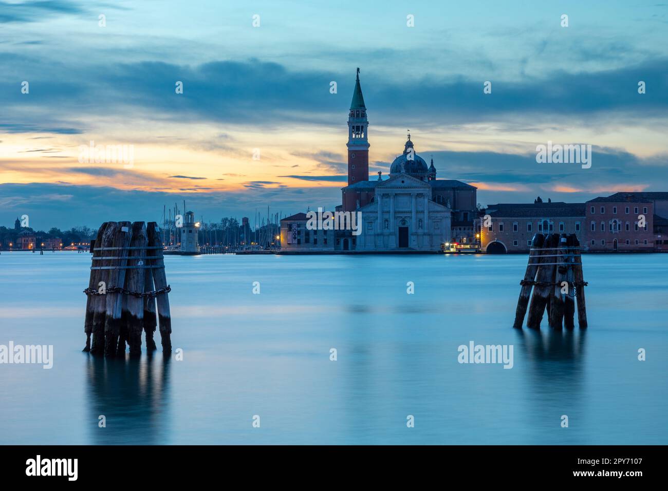 Blick auf San Giorgio Maggiore von Punta della Dogana in Venedig am frühen Morgen Stockfoto