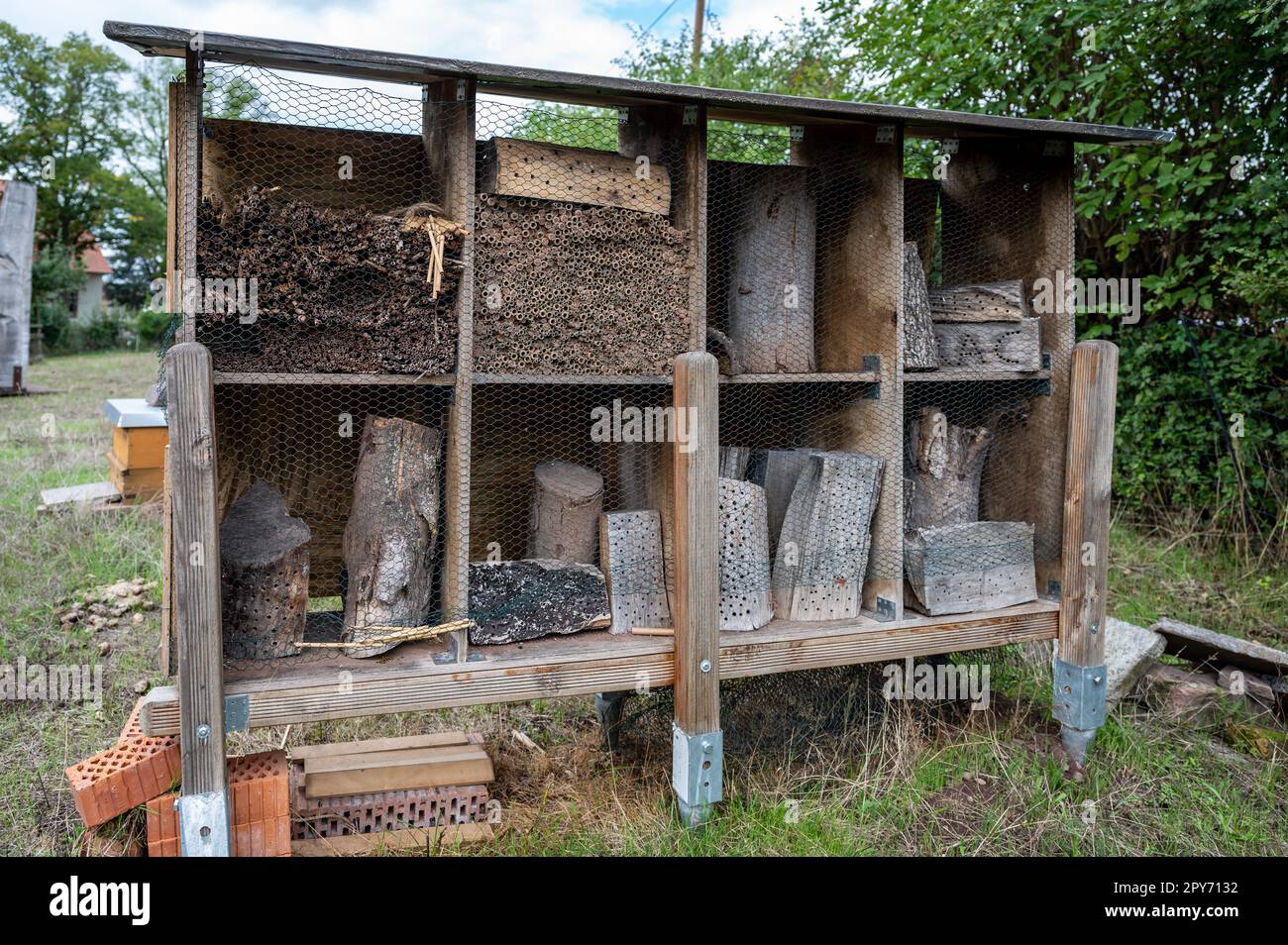 Bienenzucht Bienenzucht Hotel, Insektenhotel Agrarumweltschutz aus Holz auf einem Bauernhof Stockfoto