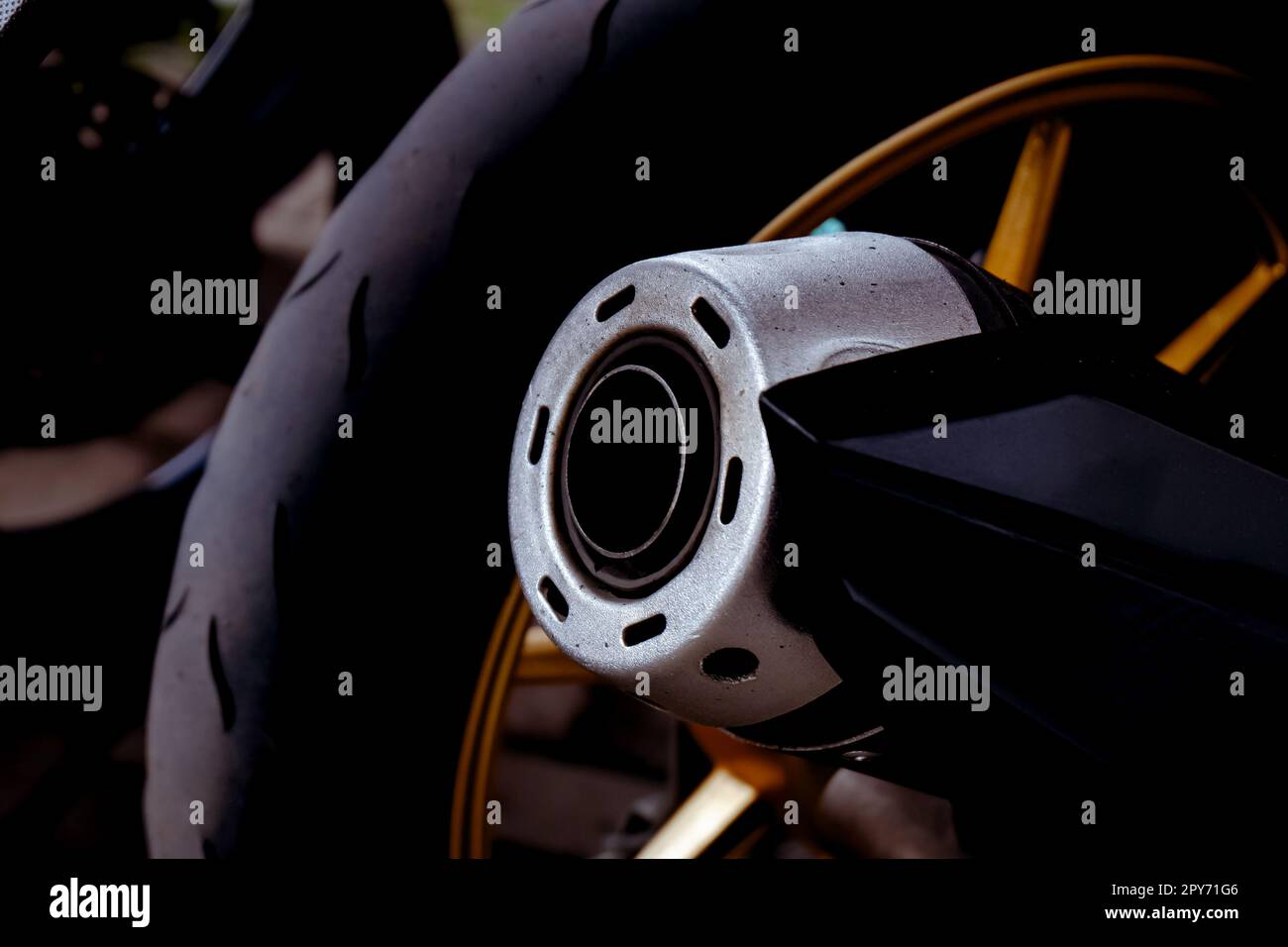 Nahaufnahme Auspuffschalldämpfer Automatik Motorrad oder Roller 150cc mit Chromblende Stockfoto