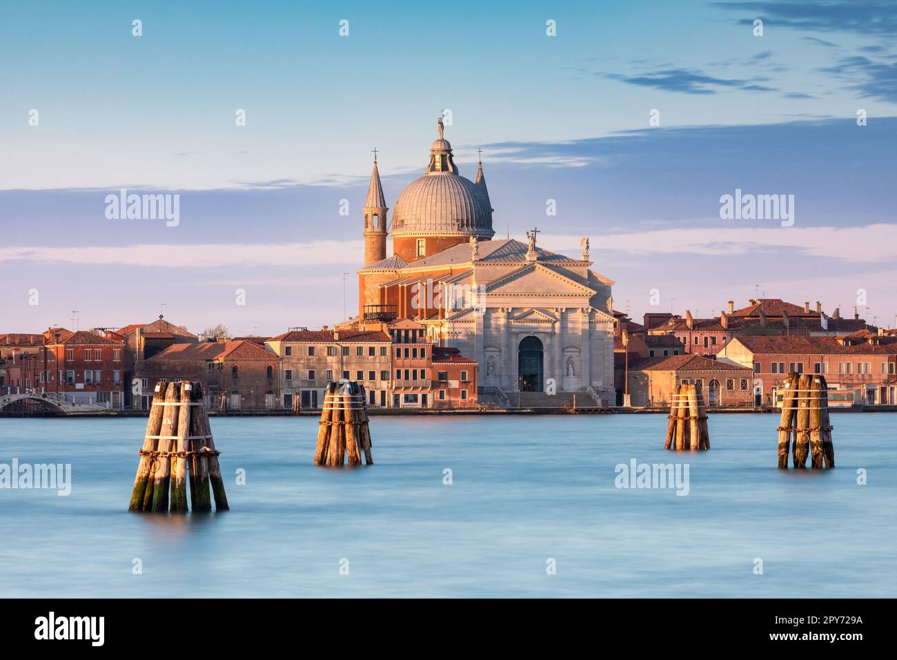 Blick auf Chiesa del Santissimo Redentore von Punta della Dogana in Venedig im Morgenlicht Stockfoto