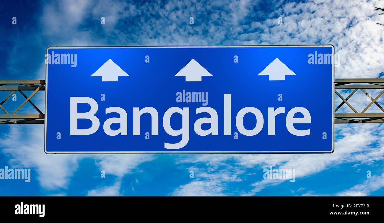 Straßenschild in Richtung Bangalore Stockfoto