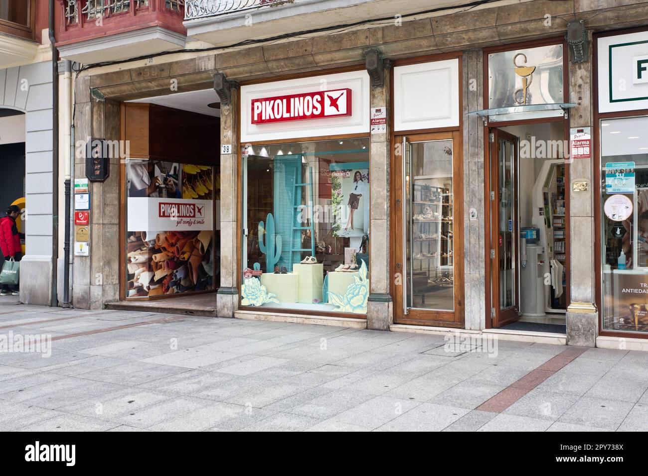 Pikolinos (Schuhe) wurde ursprünglich als kleine Fabrik im Süden von Levante im Jahr 1975 geboren. Gijón, Asturien, Spanien Stockfoto