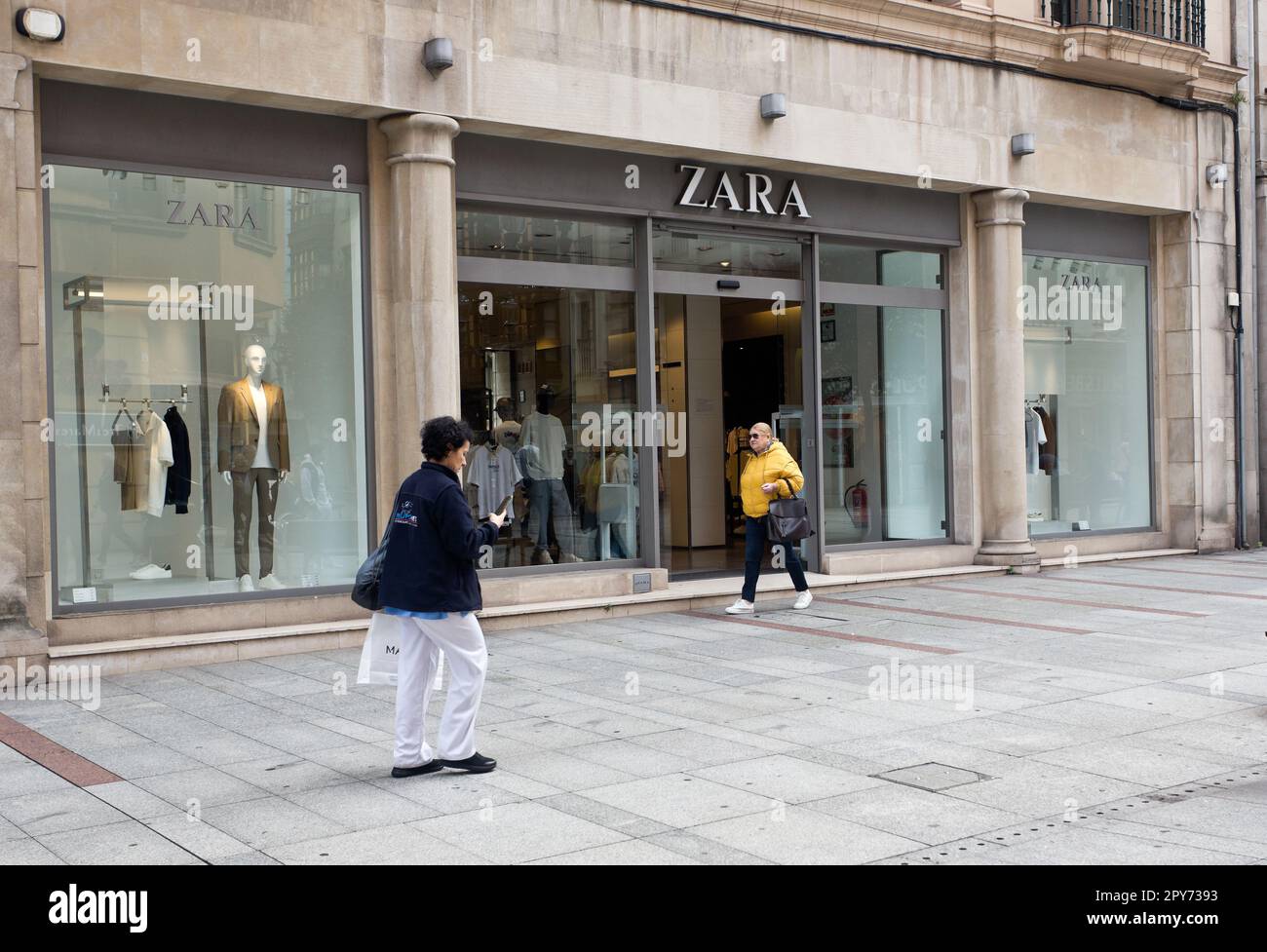 Zara ist eine spanische Modekette aus Arteijo (La Coruña), Spanien, gegründet von Amancio Ortega und Rosalía Mera. Gijon, Asturien, Spanien Stockfoto