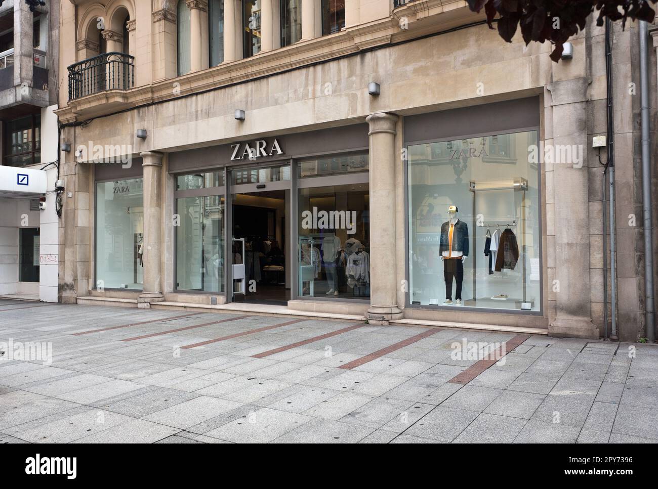 Zara ist eine spanische Modekette aus Arteijo (La Coruña), Spanien, gegründet von Amancio Ortega und Rosalía Mera. Gijon, Asturien, Spanien Stockfoto