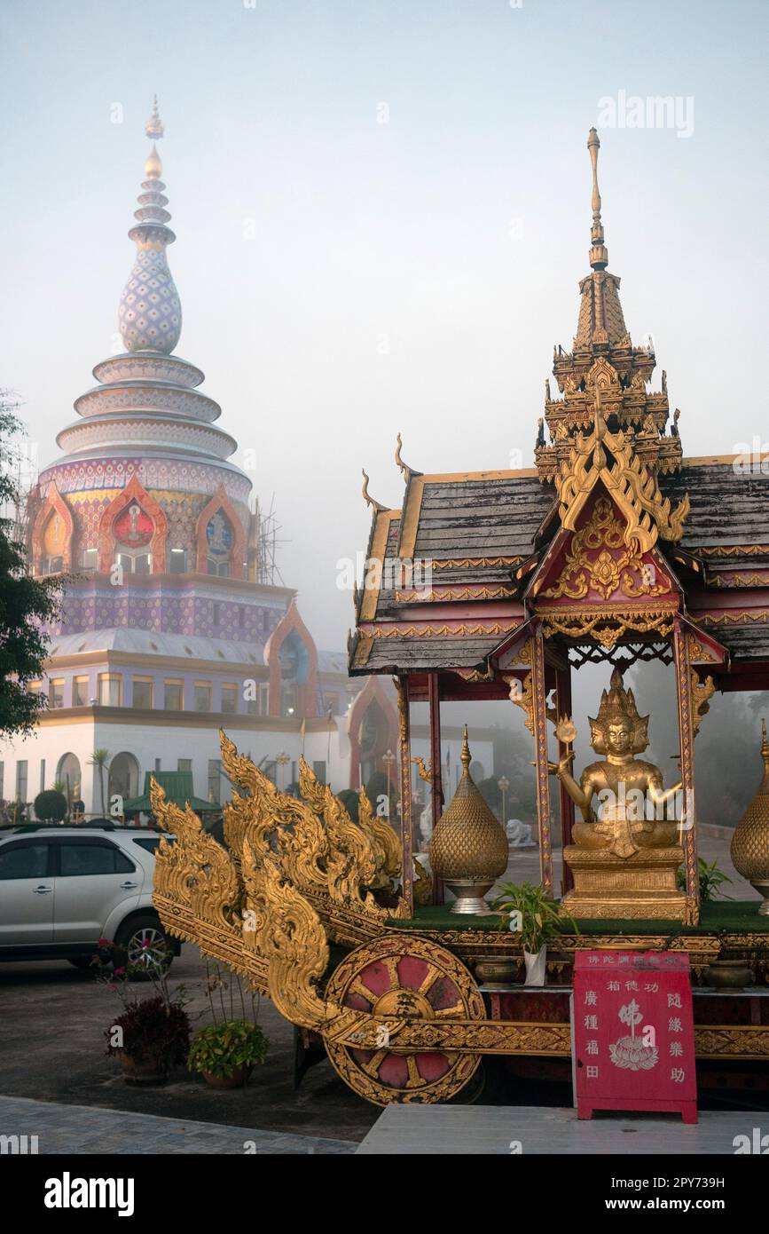 Sonnenaufgang am Wat Tha Ton: Ein buddhistischer Tempel in Thailand Stockfoto