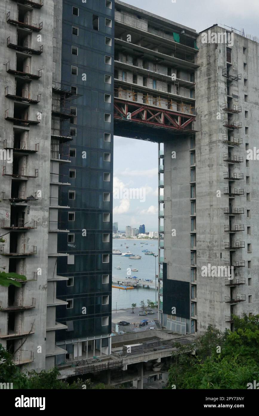 Blick auf das Meer durch das Apartmentgebäude in Pattaya, Thailand Stockfoto
