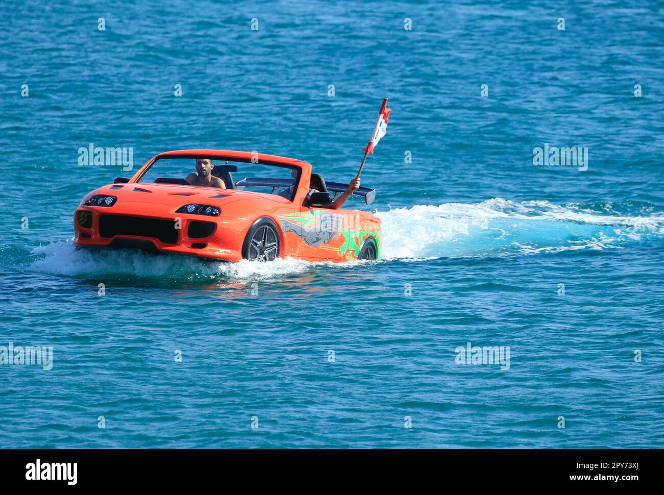 Beirut, Libanon. 2. Mai 2023. Ein Boot in der Form eines Autos fährt am 2. Mai 2023 auf dem Wasser in der Nähe des Hafens von Jiyyeh, Gouvernement des Libanon, Libanon. Kredit: Ali Hashisho/Xinhua/Alamy Live News Stockfoto