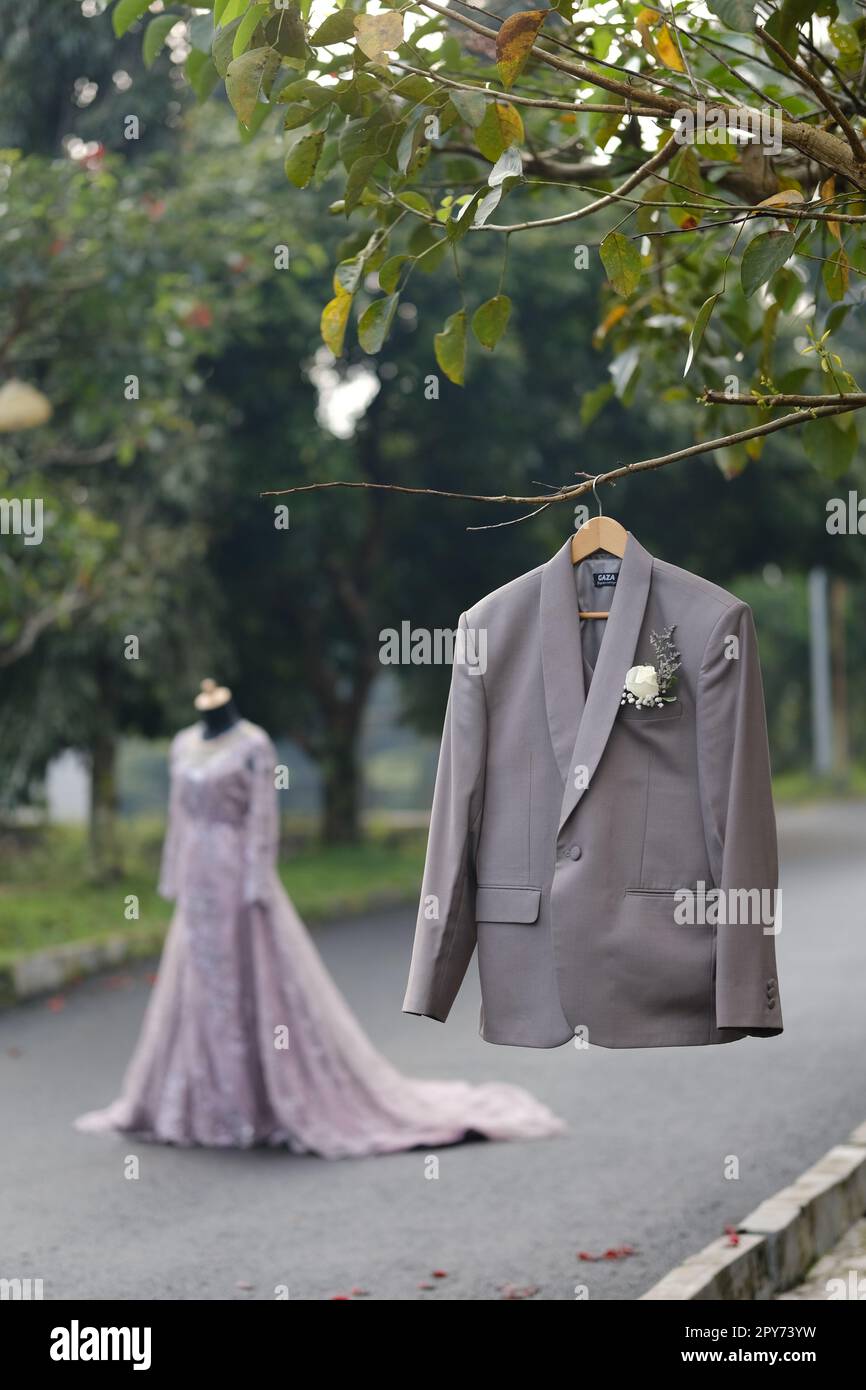 Die Hochzeitsvorbereitung erfolgt vor Beginn der Hochzeitszeremonie, indem Sie Fotos von dem Hochzeitsgelände machen, bevor Sie es tragen traditionelle Hochzeitsidee. Stockfoto