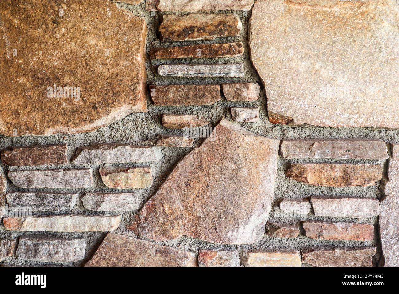 Alte Backsteinmauer. Konsistenz des verwitterten Backsteinwänden-Panoramadeckhintergrunds Stockfoto