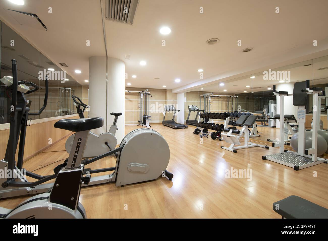 Ein Fitnessraum mit Herz-Kreislauf-Geräten im Untergeschoss eines städtischen Apartmentgebäudes Stockfoto